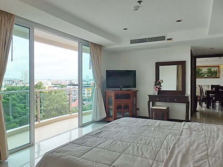 Condominium for rent Pratumnak Pattaya showing the master bedroom suite 