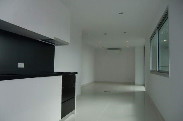 Condominium For Rent Pratumnak showing the kitchen area