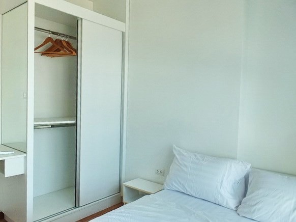 Condominium for Rent Pattaya showing the bedroom with built-in wardrobes 
