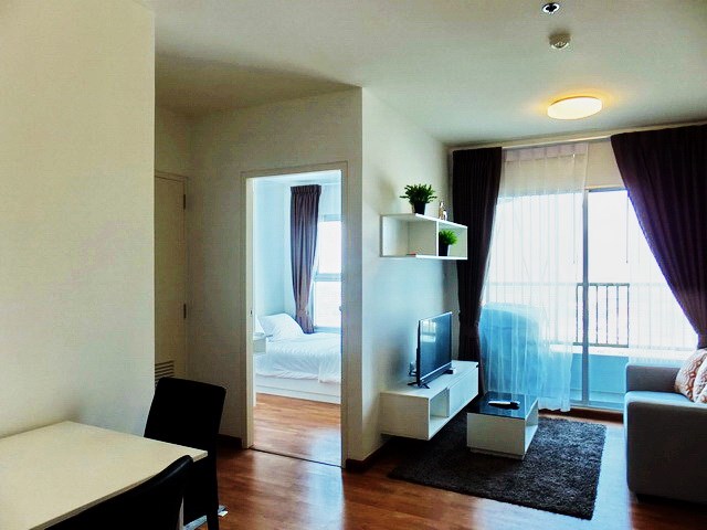 Condominium for Rent Pattaya showing the living and dining areas 
