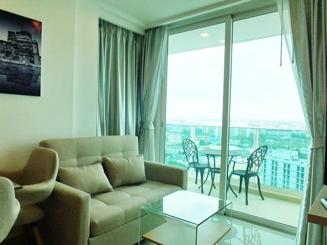 Condominium for rent Pattaya showing the balcony 