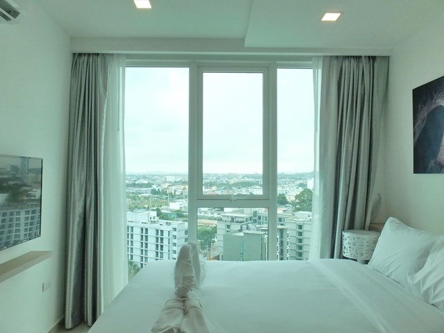 Condominium for rent Pattaya showing the bedroom and view 