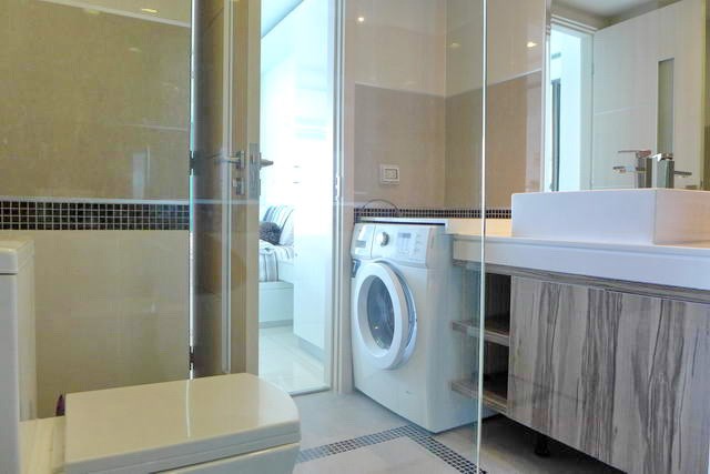Condominium for rent Wong Amat beach Pattaya showing the bathroom with washing machine