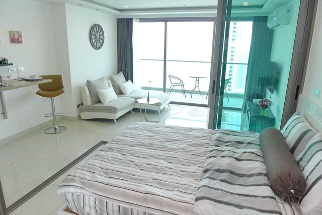 Condominium for rent Wong Amat beach Pattaya showing the bedroom, dining and living areas 