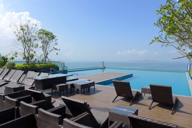 Condominium for rent Wong Amat beach Pattaya showing the communal swimming pool