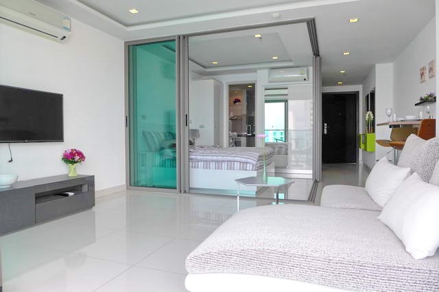 Condominium for rent Wong Amat beach Pattaya showing the living area and bedroom