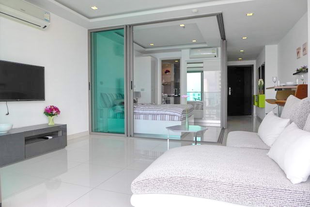 Condominium for rent Wong Amat beach Pattaya showing the living area and bedroom Condominium for rent Wong Amat beach Pattaya showing the living area and bedroom