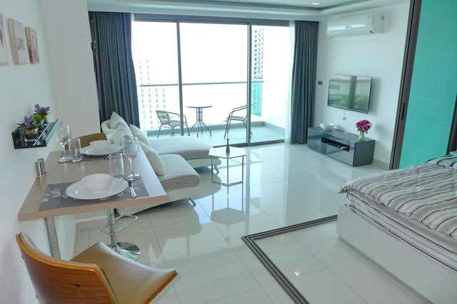 Condominium for rent Wong Amat beach Pattaya showing the open plan concept 