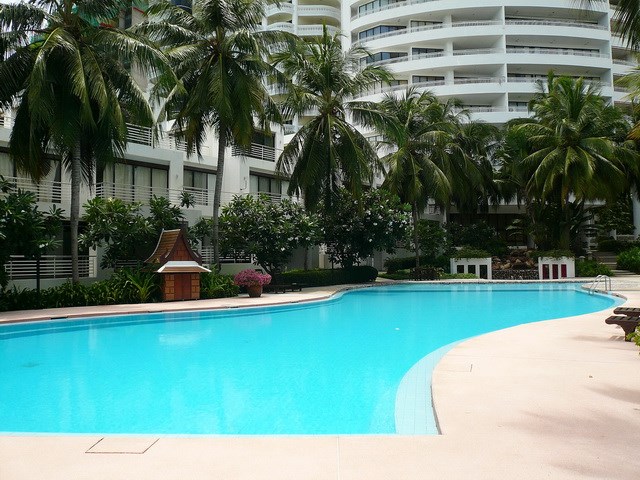 Condominium for rent Wong Amat showing the communal pool