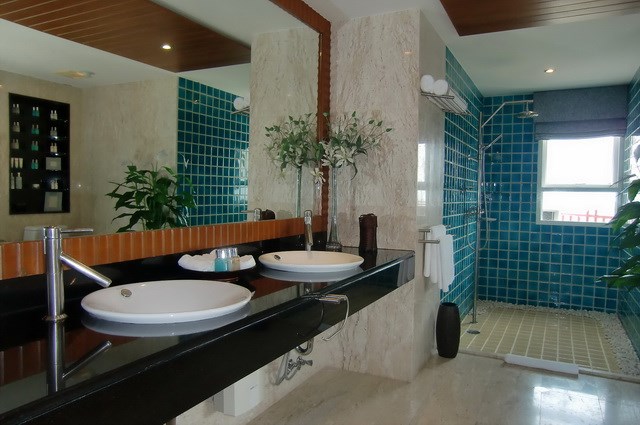 Condominium for rent Wong Amat showing the master bathroom