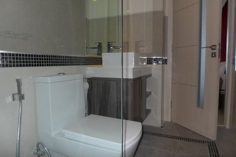 Condominium for rent Wong Amat Tower showing the bathroom