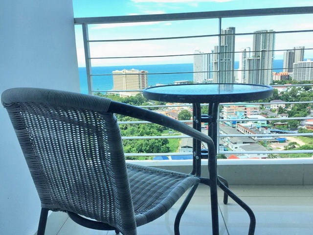 Condominium for Rent Wongamat Pattaya  showing the balcony and view 