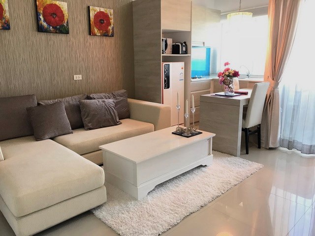 Condominium for Rent Wongamat Pattaya  showing the open plan concept 