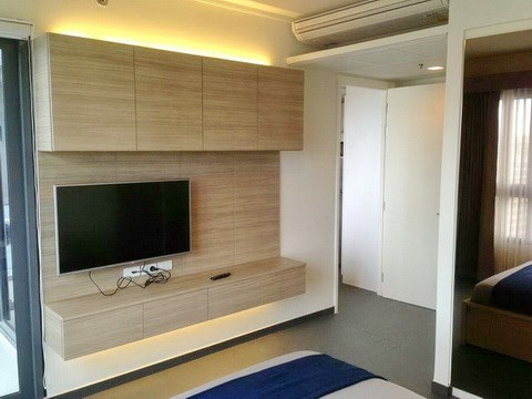 Condominium for rent Zire Wongamat showing the bedroom with TV