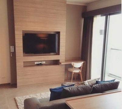 Condominium for rent Zire Wongamat showing the living room