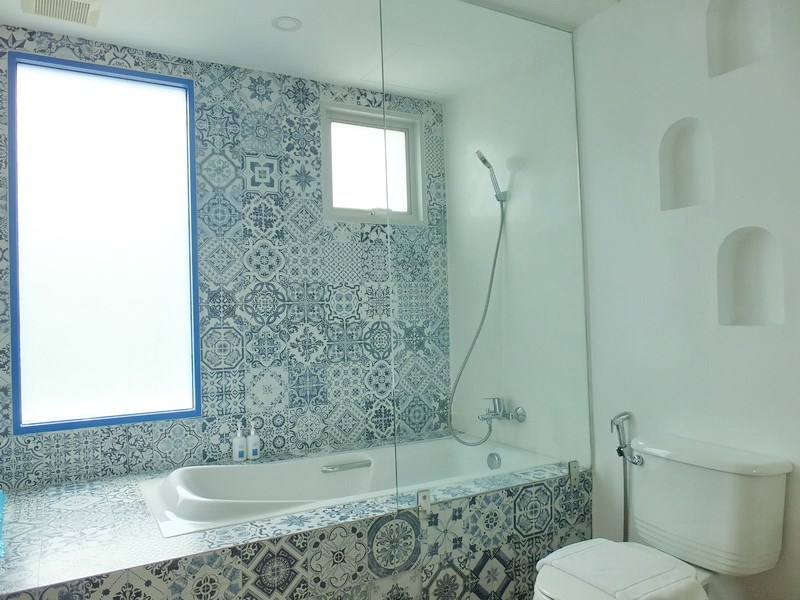 Condominium for sale Bangsaray Pattaya showing the bathtub 