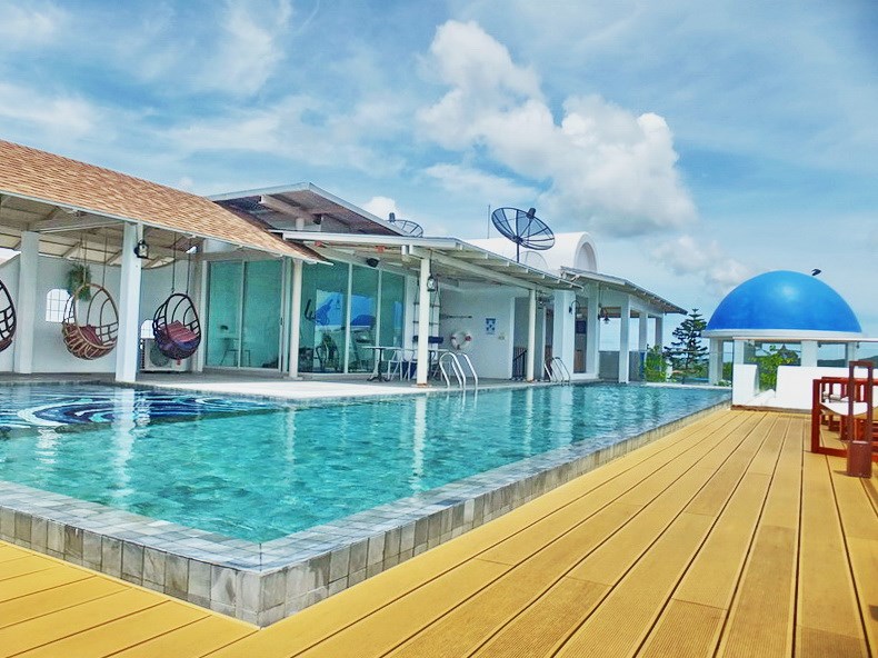 Condominium for sale Bangsaray Pattaya showing the communal pool and gymnasium 
