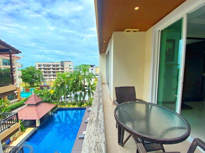 Condominium for sale Jomtien showing the balcony with pool view 