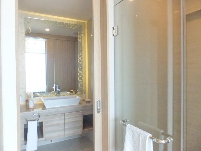 Condominium for sale Jomtien Pattaya showing the bathroom and shower 