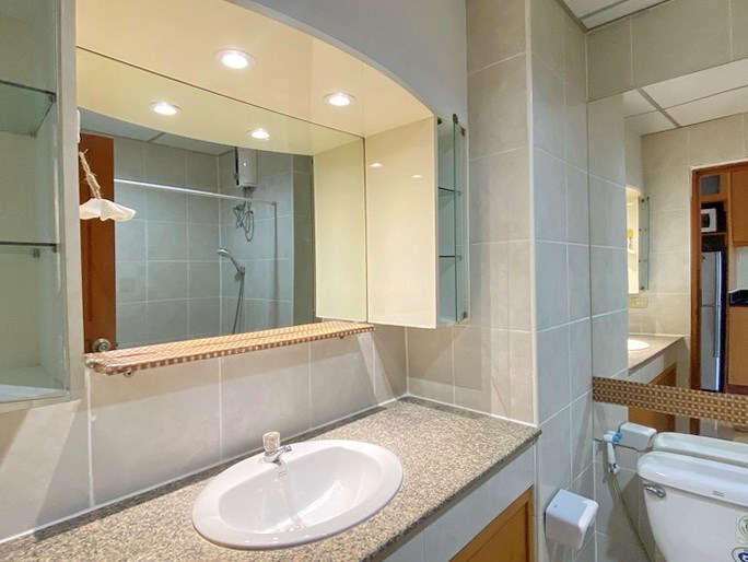 Condominium for Sale Jomtien showing the bathroom
