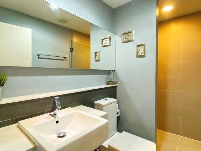 Condominium for sale Jomtien showing the bathroom