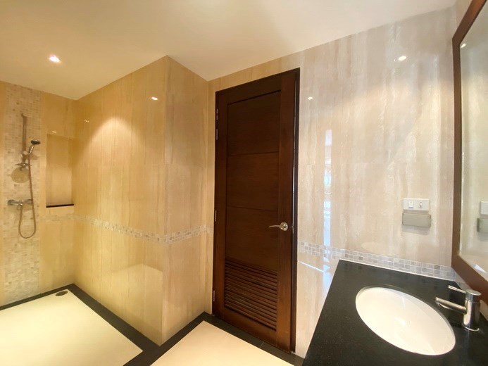 Condominium for sale Jomtien showing the bathroom