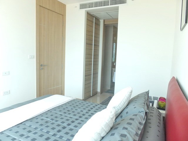 Condominium for sale Jomtien Pattaya showing the bedroom and built-in wardrobes 