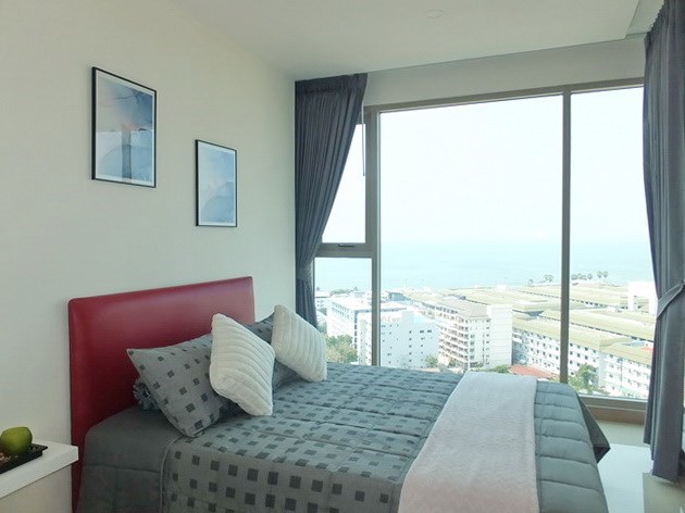 Condominium for sale Jomtien Pattaya showing the bedroom and view 