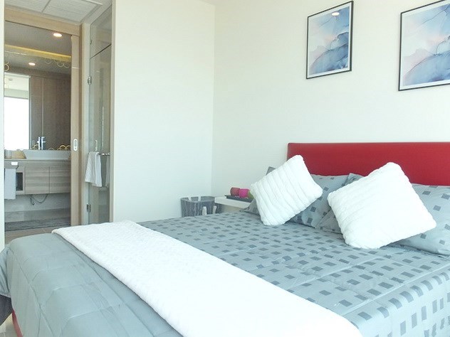 Condominium for sale Jomtien Pattaya showing the bedroom suite 