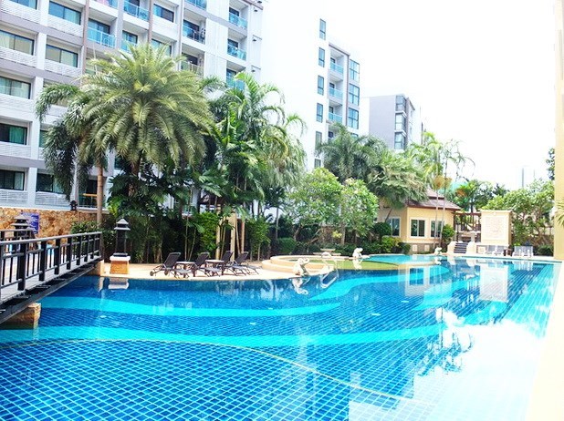 Condominium for sale Jomtien showing the communal pool