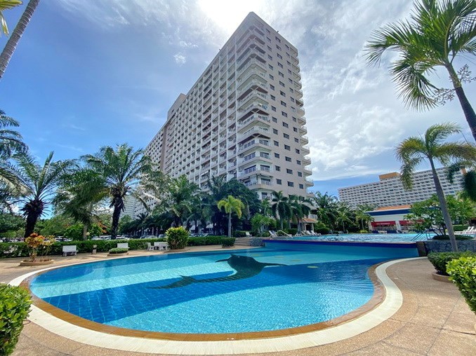 Condominium for Sale Jomtien showing the pool and condo building 