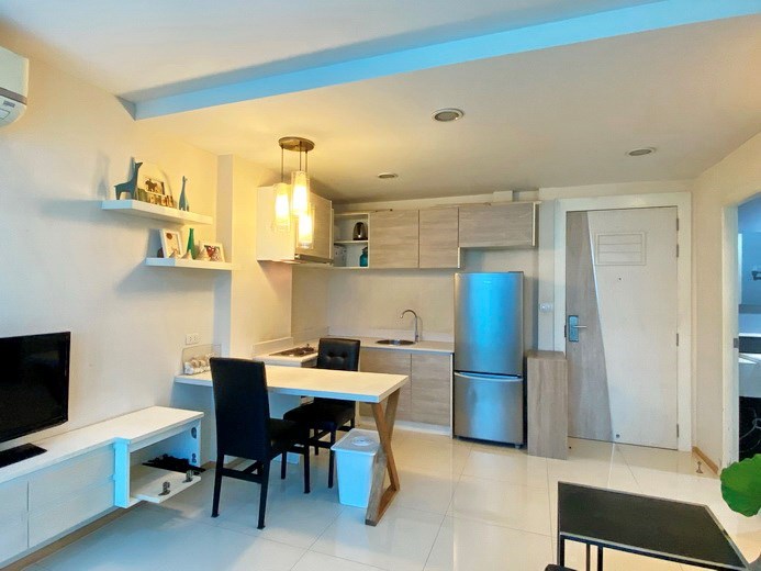 Condominium for sale Jomtien showing the dining and kitchen areas 