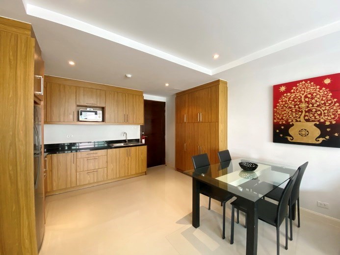 Condominium for sale Jomtien showing the dining and kitchen areas 