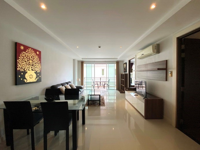 Condominium for sale Jomtien showing the dining and living areas 