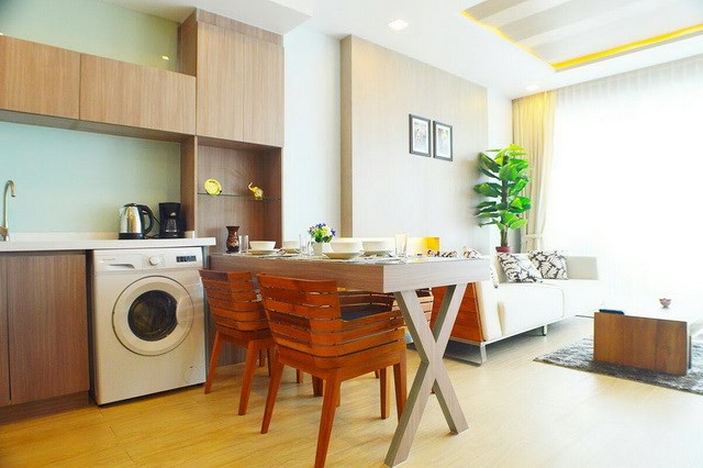 Condominium for sale Jomtien showing the dining and living areas