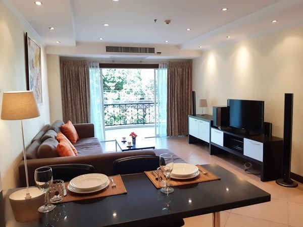 Condominium for sale Jomtien showing the dining, living area and balcony 