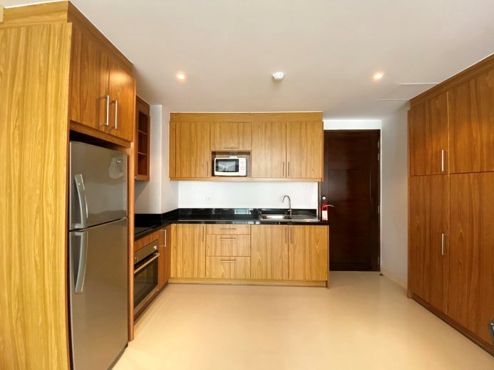 Condominium for sale Jomtien showing the kitchen