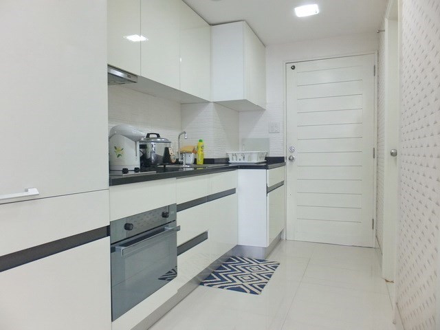 Condominium for sale Jomtien showing the kitchen and entrance 