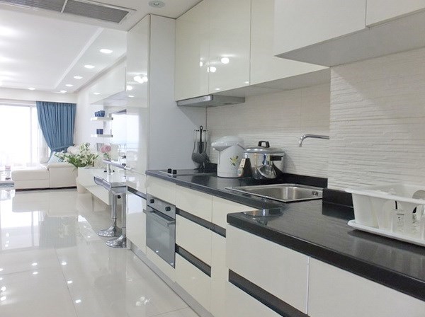 Condominium for sale Jomtien showing the kitchen, dining and living areas 