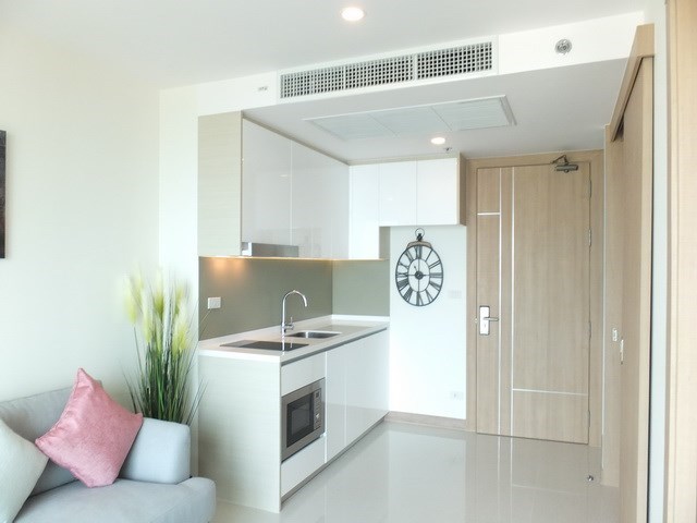 Condominium for sale Jomtien Pattaya showing the kitchen and entrance 