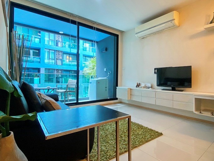 Condominium for sale Jomtien showing the living area and balcony 