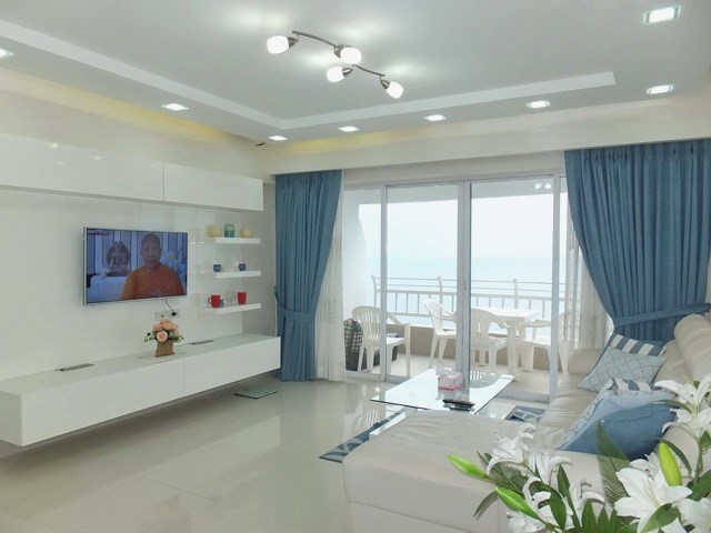 Condominium for sale Jomtien showing the living area and sea view 