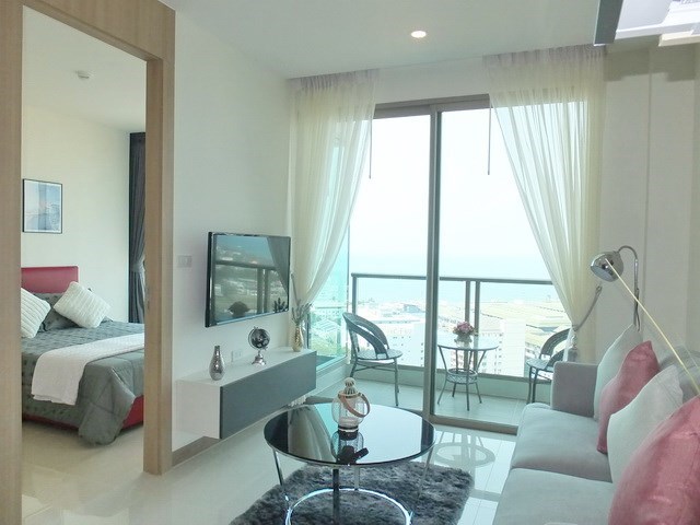 Condominium for sale Jomtien Pattaya showing the living area and bedroom