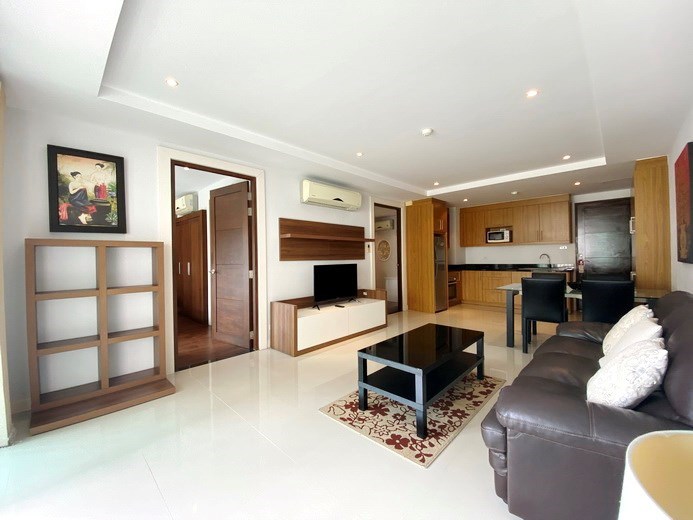 Condominium for sale Jomtien showing the living, dining and kitchen areas 
