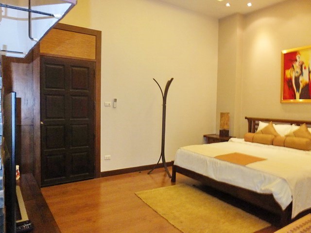 Condominium for sale Jomtien showing the master bedroom 