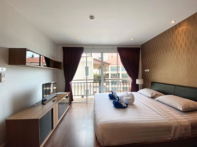 Condominium for sale Jomtien showing the master bedroom 