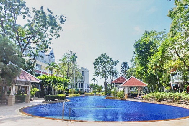 Condominium for sale Jomtien showing the communal swimming pool 