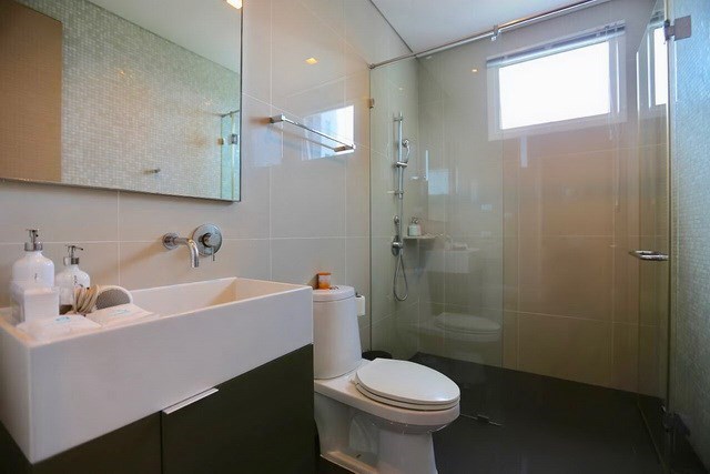 Condominium for sale Jomtien Pattaya showing the second bathroom 