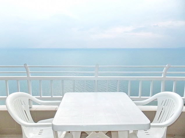 Condominium for sale Jomtien showing the balcony and view 