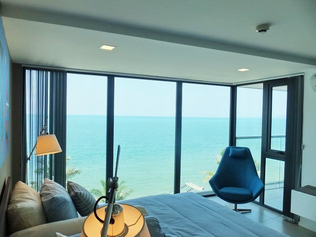 Condominium for sale Na Jomtien showing the bedroom and seaview